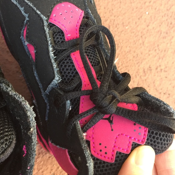 Girls Jordans Nike - Picture 2 of 4